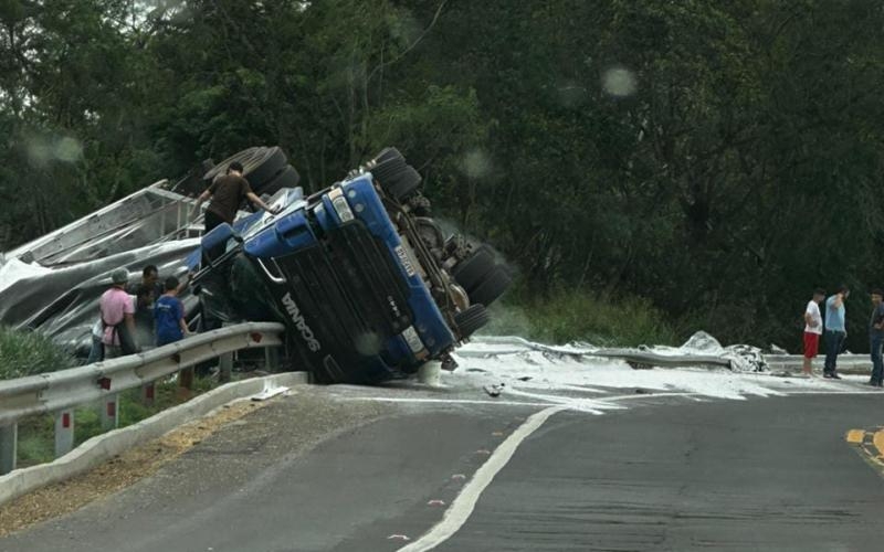 Carreta fica emperrada na ladeira da ponte grande em Mutuípe; veja