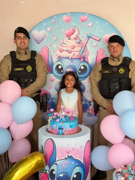 Polícia Militar de Terra Roxa participa de aniversário de criança e faz a alegria da aniversariante