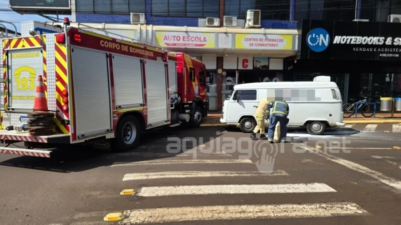 Corpo de Bombeiros apaga incêndio em Kombi no centro de Marechal Rondon