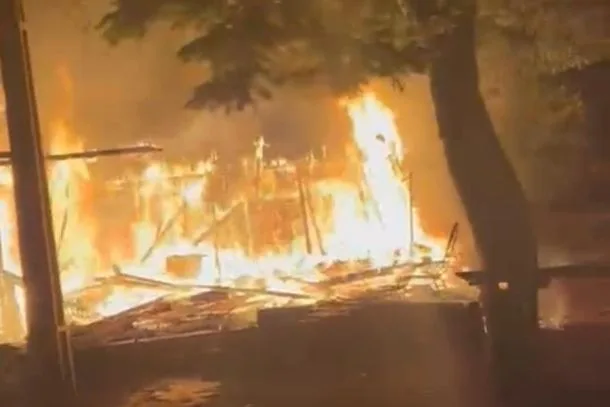 Casa é destruída por incêndio durante a madrugada em Pato Bragado