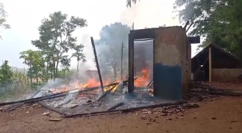 Casa pega fogo em Porto Mendes e família perde tudo; Veja como ajudar