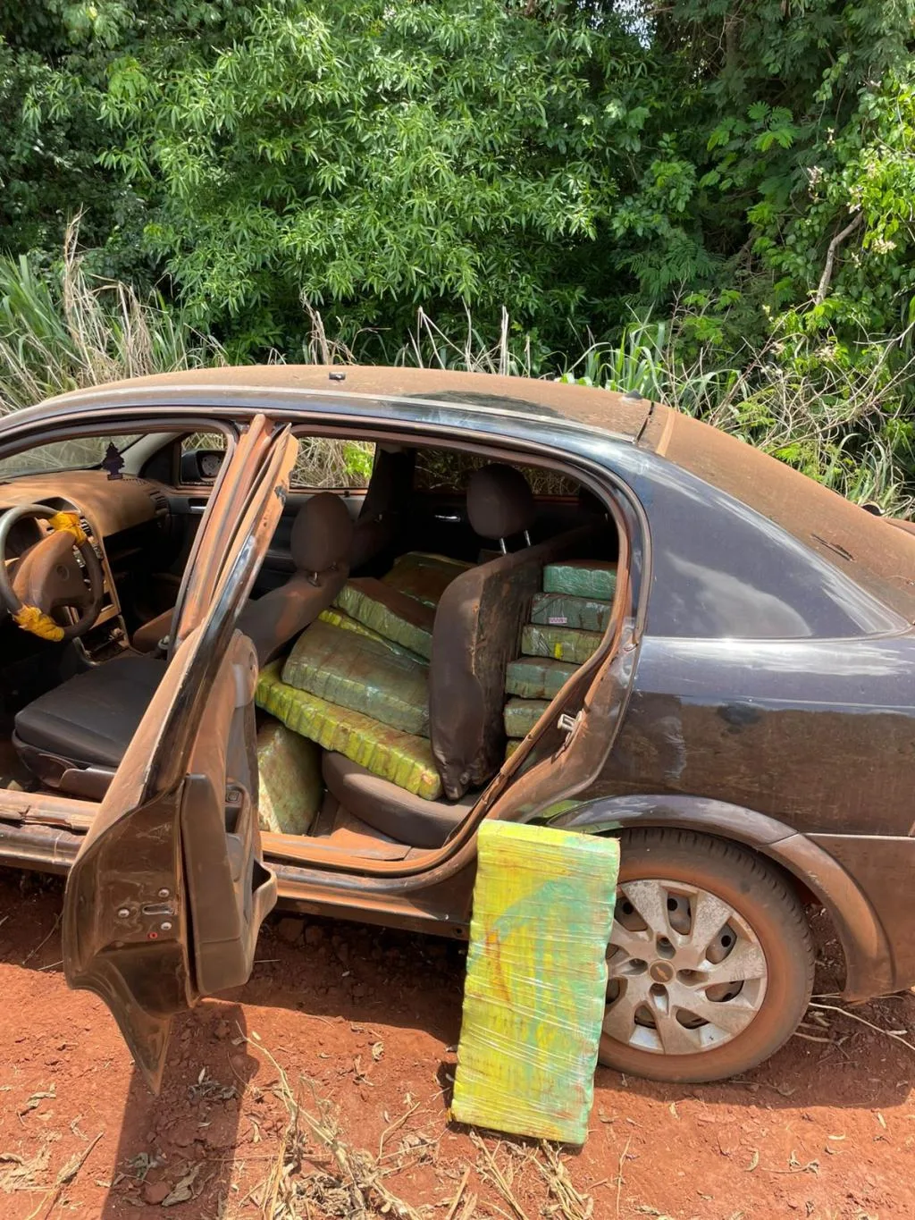 Traficante salta do carro e abandona 376 kg de maconha na divisa de Guaíra e Terra Roxa