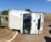 Caminhão tomba após batida em Pato Bragado e duas pessoas ficam feridas