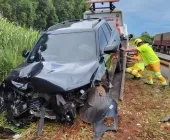 Veículo colide violentamente contra guard-rail na BR-163 entre Mundo Novo e Guaíra