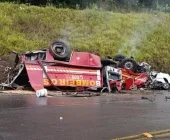 Tragédia: acidente com caminhão de bombeiros tira vida de cinco pessoas