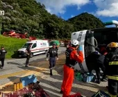 Ônibus tomba em serra de Santa Catarina e deixa vários feridos