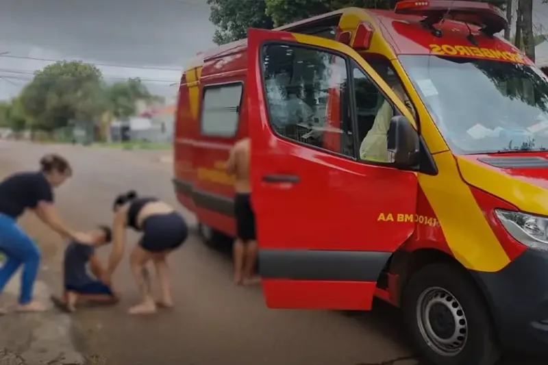 Criança fica de joelhos rezando após irmão de 04 anos ser atropelado em Cascavel
