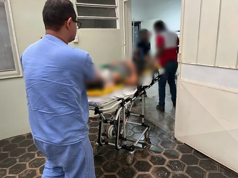 Idosa fratura perna ao ser atropelada em cima de calçada, em Nova Santa Rosa
