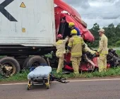 Mulher morre e homem fica preso às ferragens em violenta batida na BR-163 em Toledo