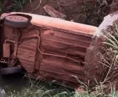 Carro cai em riacho no interior de Palotina e homem fica ferido
