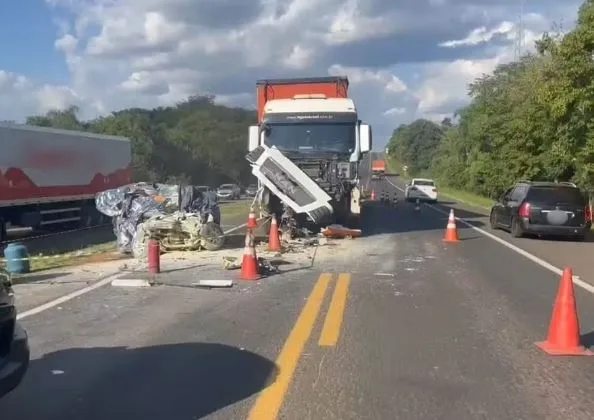 Carreta se envolve em grave acidente com morte na BR-277