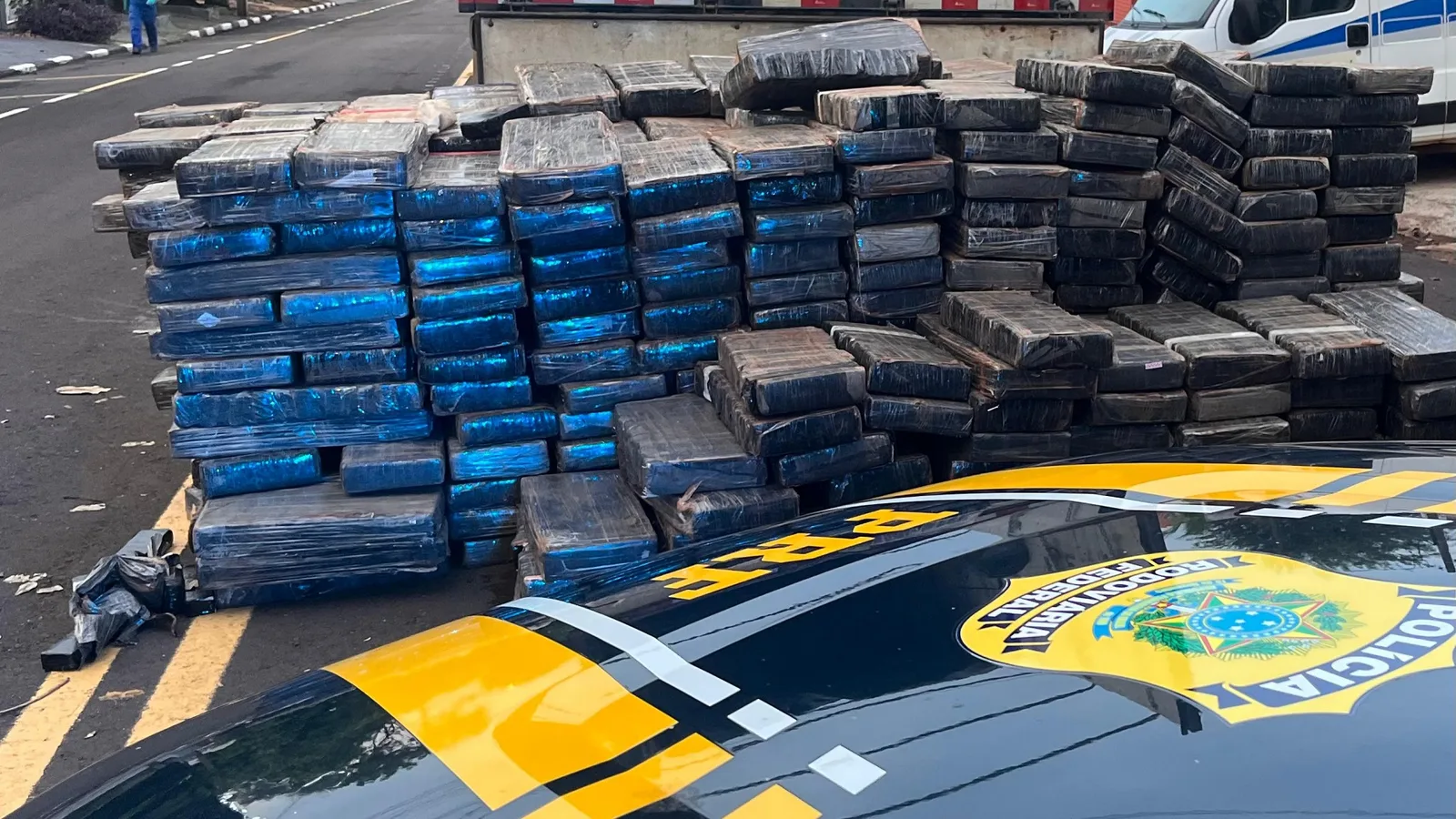 PRF apreende carreta com mais de 5 toneladas de maconha em Toledo