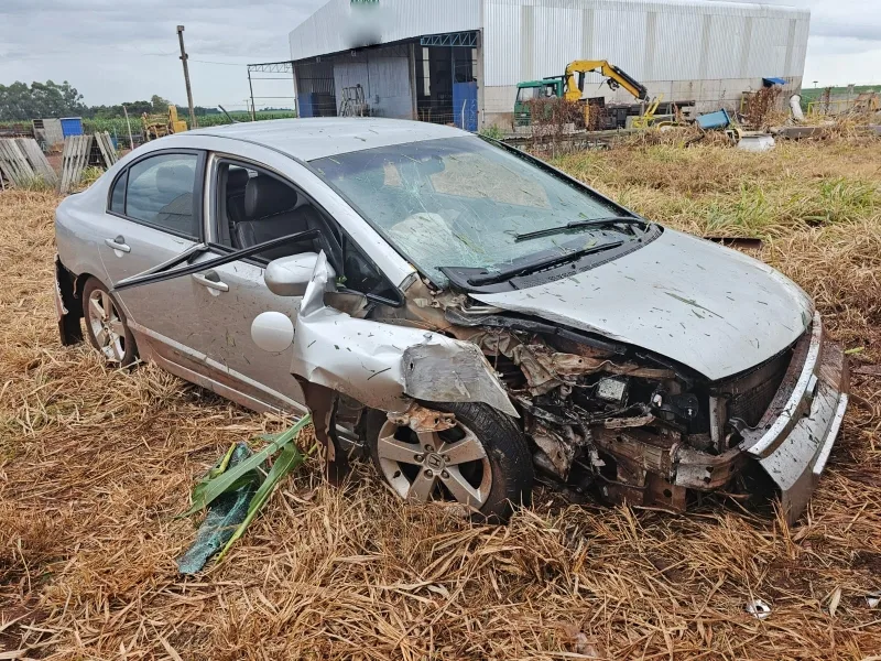 Câmeras flagram carro desgovernado invadindo empresas na BR-163 entre Toledo e Marechal