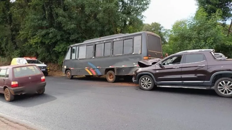 Colisão envolvendo Fiat Toro e ônibus deixa homem ferido entre Marechal e Porto Mendes