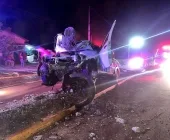 Poste cai sobre carro após forte batida em Toledo e homem fica preso às ferragens