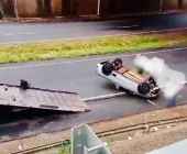 Carro capota na BR-163 em Quatro Pontes