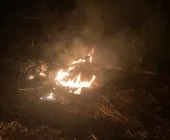 Moto pega fogo e é abandonada em Mercedes