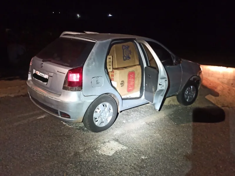 Carro com cigarros é apreendido após perseguição policial por ruas de Mercedes