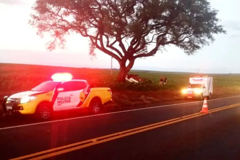 Motorista morre após carro entrar em plantação, capotar e bater em árvore na PR-323