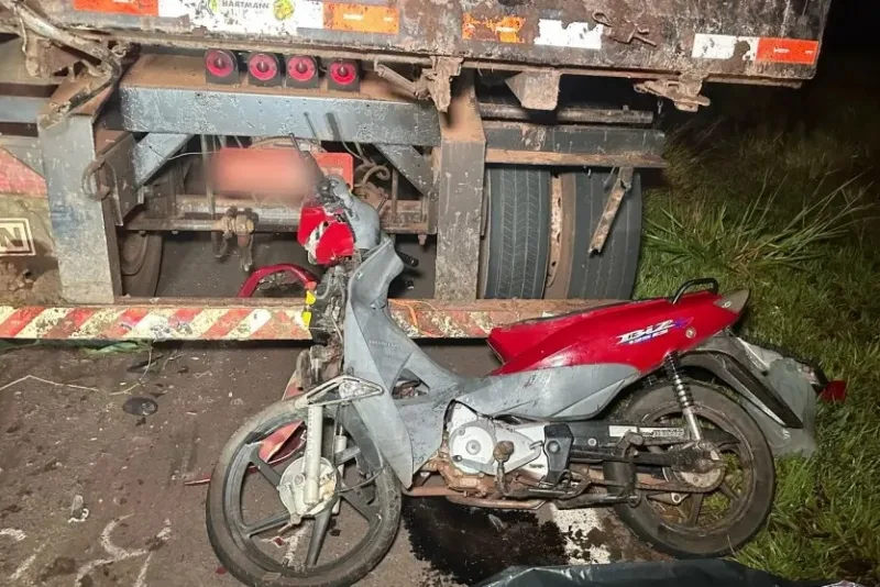 Motociclista morre após bater na traseira de carreta com problemas, em Umuarama