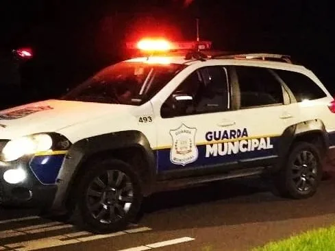 Gol capota ao colidir com carro estacionado, em Guaíra