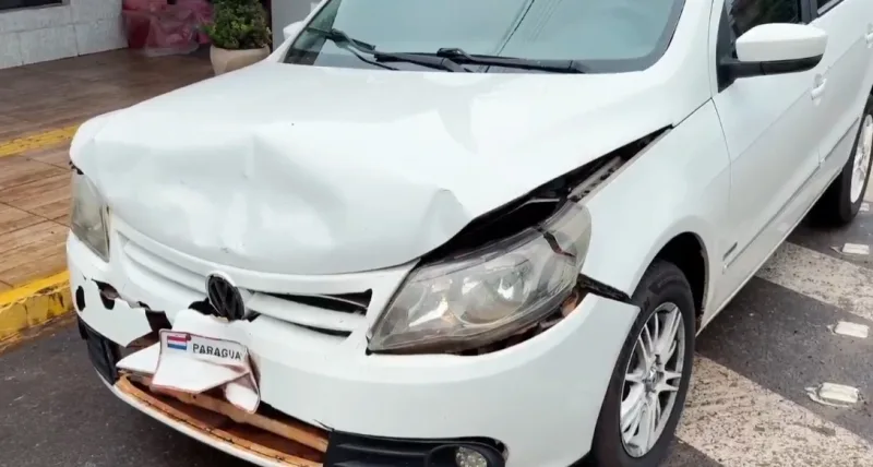 Carro paraguaio colide com viatura da PRF, em Guaíra