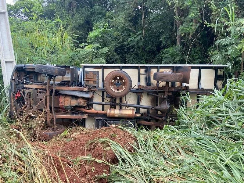 Caminhão tomba após batida com Uno em Terra Roxa