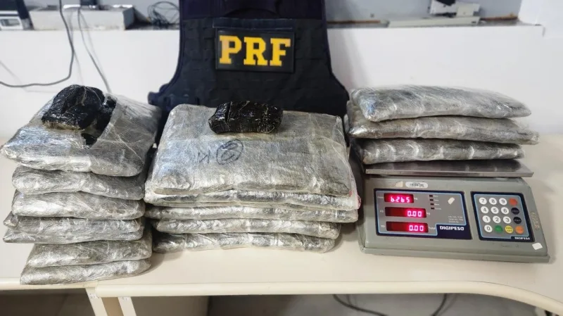 PRF prende dois homem com 34 kg de haxixe em Guaíra