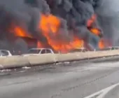 Vídeo: Carreta com combustível tomba e incendeia 27 veículos na BR-101