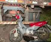 Motociclista morre após bater na traseira de carreta com problemas, em Umuarama