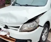 Carro paraguaio colide com viatura da PRF, em Guaíra