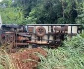 Caminhão tomba após batida com Uno em Terra Roxa