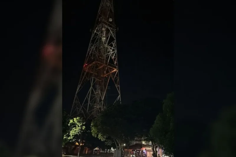 Homem sobe em torre e mobiliza PM, Bombeiros e SAMU em Marechal Rondon