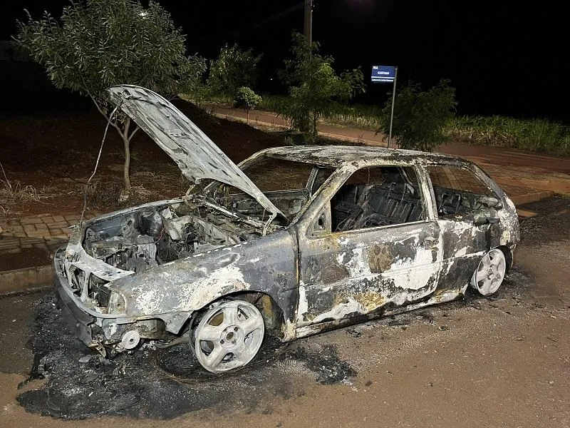 Veículo é consumido por incêndio durante a madrugada em Nova Santa Rosa