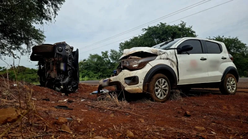 Caminhonete tomba após colisão frontal em Marechal Rondon e gestante fica ferida