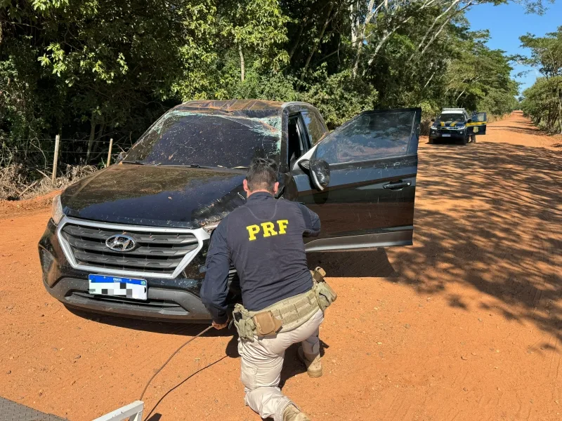 Carro roubado capota em fuga da PRF em Terra Roxa
