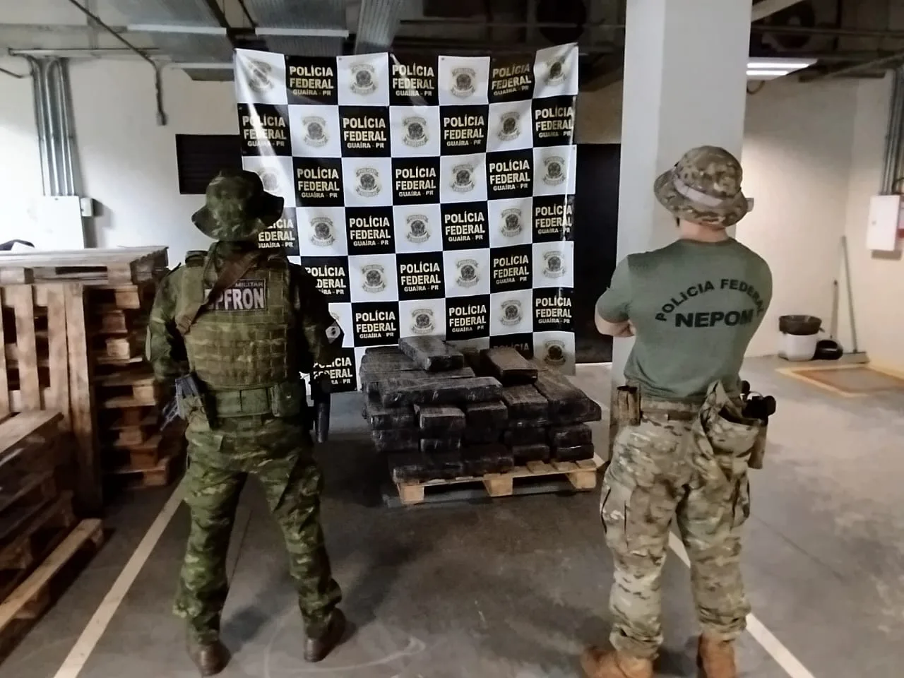 BPFRON e PF apreendem mais de 400 kg de maconha em Guaíra