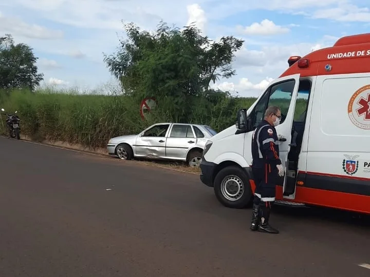 Motorista sofre ferimentos após tombar carro na PR-323, em Iporã