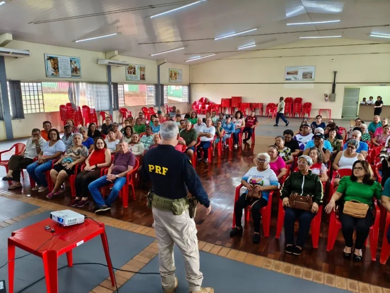 PRF realiza palestra para idosos sobre segurança no trânsito em Toledo