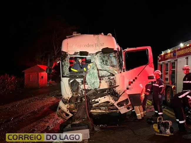 Colisão entre caminhões de Marechal Rondon deixa motorista preso às ferragens na PR-488