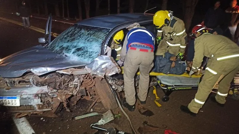 Colisão frontal deixa carros destruídos quatro feridos na PR-317 em Toledo