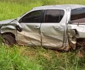 Hilux capota após batida na BR-163 próximo a Toledo e mulher fica ferida