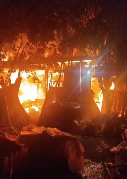 Empresa é destruída pelo fogo em Pato Bragado