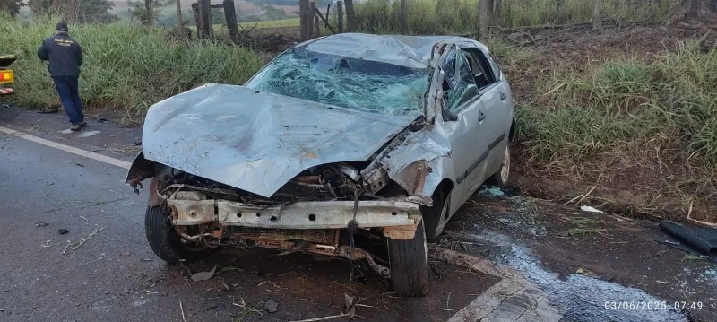 Mulher fica ferida em capotamento na PR-467 entre Pato Bragado e Iguiporã