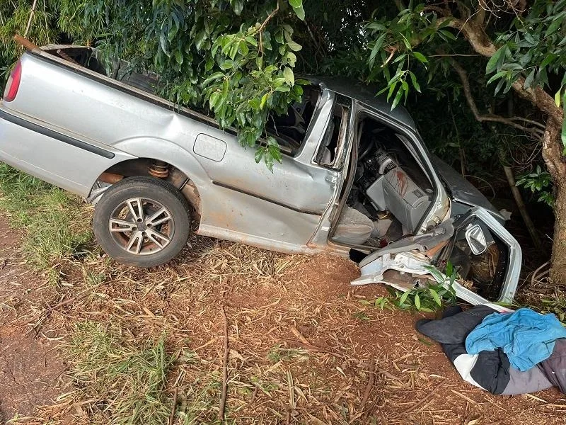 Homem morre ao bater carro contra árvore no interior de Terra Roxa