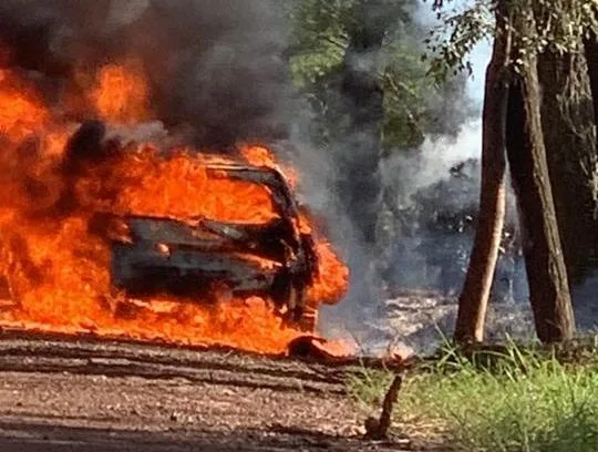 Carro é destruído por incêndio no interior de Toledo