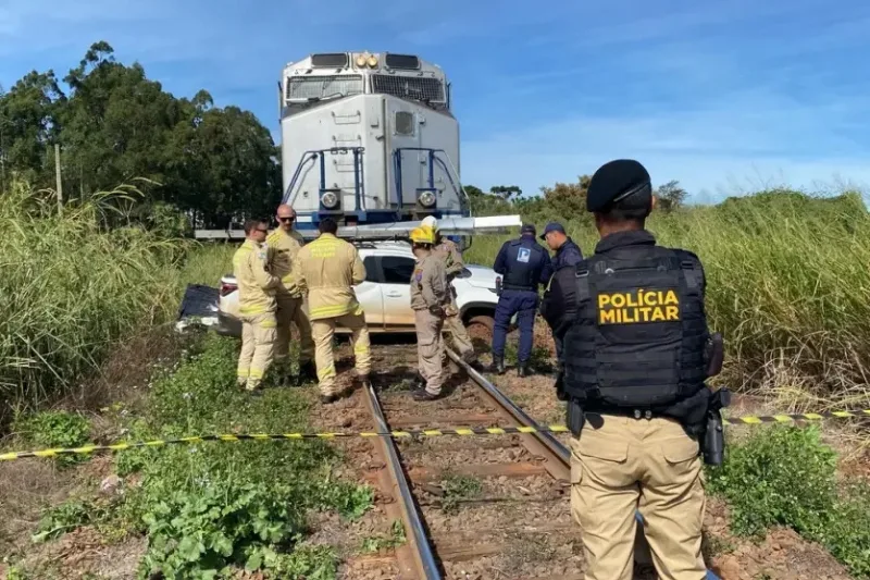 Pai morre e filha fica ferida após carro ser atingido por trem no Paraná