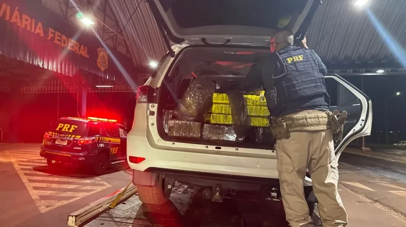 PRF apreende Hilux roubada com 640 kg de drogas em Terra Roxa