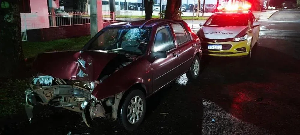 Condutor embriagado colide carro contra árvore e vai parar na cadeia em Marechal Rondon