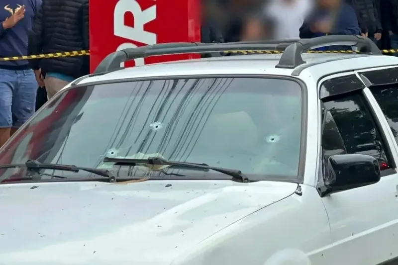Pai e filho são alvos de ataque a tiros dentro de carro e ficam feridos, em Umuarama